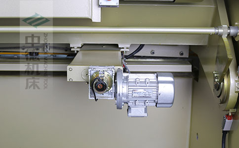 ZDS-840剪板机后档料布局，平行度高，并接纳国际一流品牌轴承，耐磨抗压寿命长.jpg